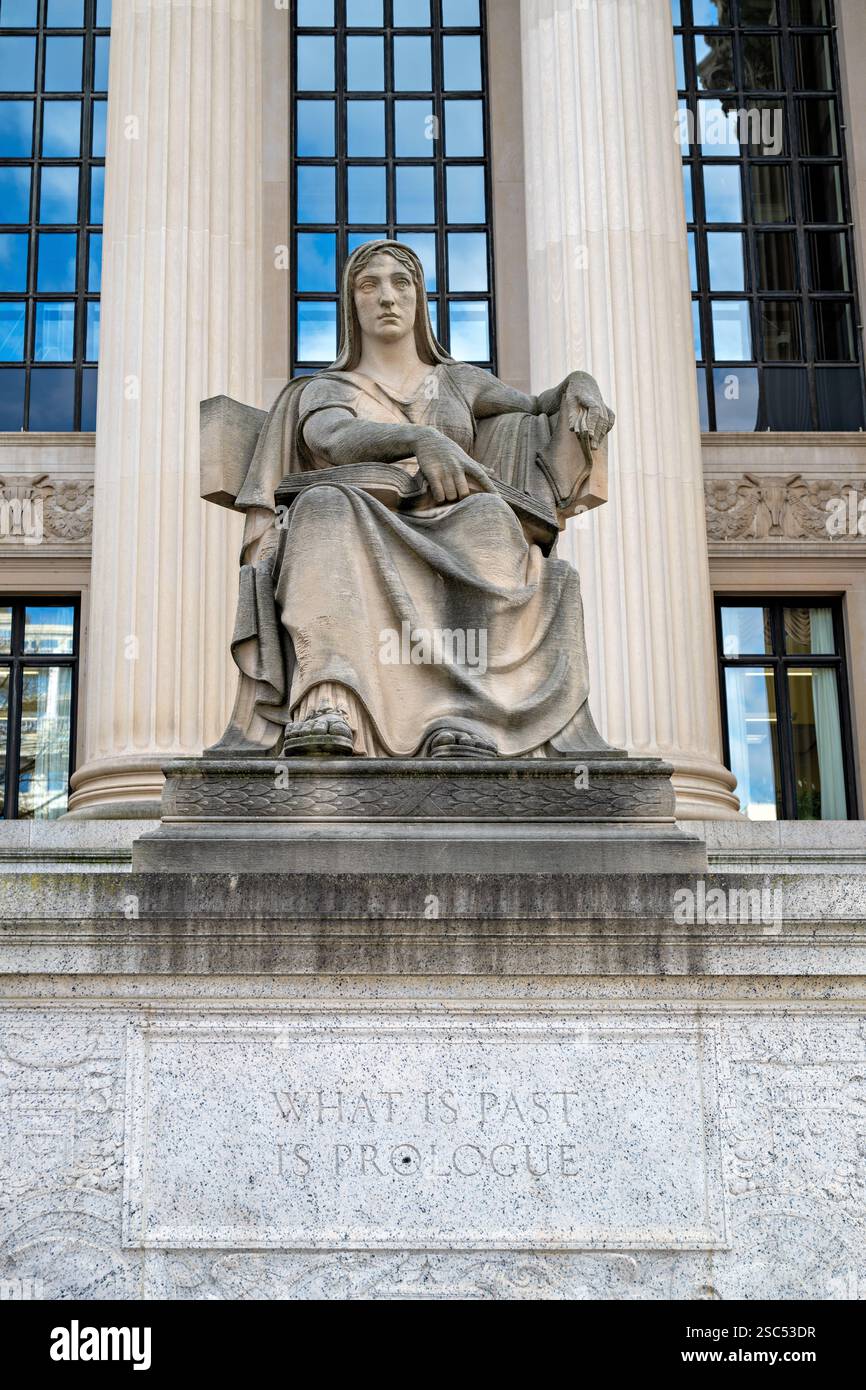 WASHINGTON DC - "The Future", una statua calcarea di 12 metri di Robert Aitken, si trova all'ingresso di Pennsylvania Avenue del National Archives Building. Creata nel 1935, questa figura allegorica femminile contiene un libro aperto e manoscritti, con la citazione di Shakespeare "What is Past is Prologue" incisa sulla sua base come insisteva l'architetto John Russell Pope. Foto Stock WASHINGTON DC - "The Future", una statua calcarea di 12 metri di Robert Aitken, si trova all'ingresso di Pennsylvania Avenue del National Archives Building. Creata nel 1935, questa figura allegorica femminile contiene un libro aperto e manoscritti, con la citazione di Shakespeare "What is Past is Prologue" incisa sulla sua base come insisteva l'architetto John Russell Pope. Foto Stock