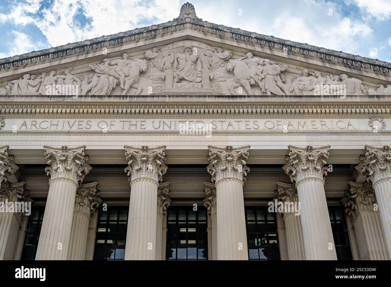 WASHINGTON DC - il frontone "Destiny", creato da Adolph Alexander Weinman nel 1935, incorona la facciata di Pennsylvania Avenue del National Archives Building. Questa scultura calcarea larga 106 metri e alta 18 metri presenta figure allegoriche che rappresentano temi di pace, guerra, storia e successo, incentrate sulla figura del destino fiancheggiata da aquile montate su fascini. Foto Stock