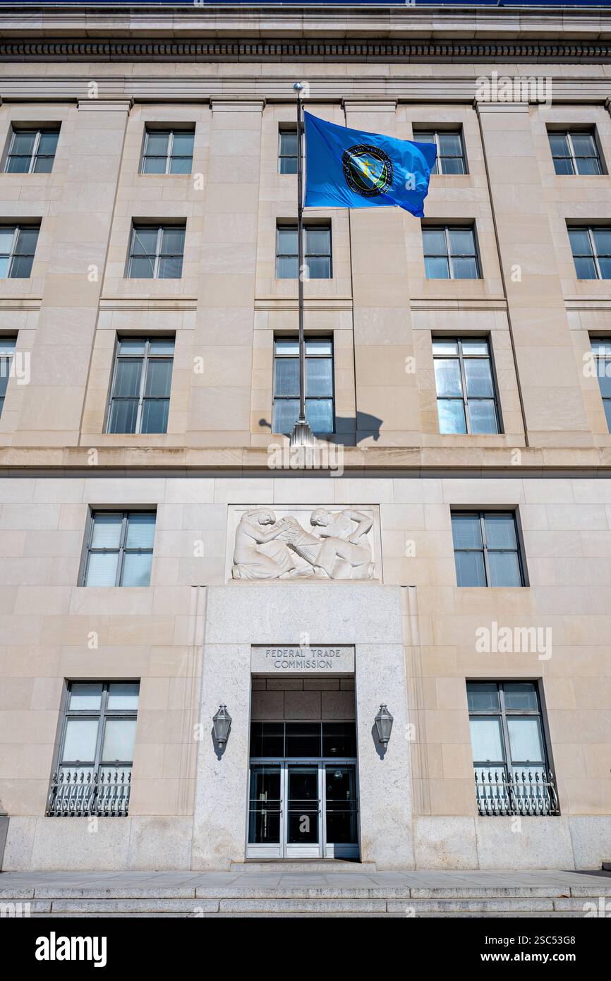 WASHINGTON DC - la sede centrale della Federal Trade Commission, dove le autorità di regolamentazione lavorano per proteggere i consumatori e mantenere la concorrenza sul mercato, fissa il complesso del Triangolo Federale nel centro di Washington. L'agenzia, creata nel 1914, indaga sulle violazioni dell'antitrust, applica le leggi sulla protezione dei consumatori ed esamina le principali fusioni aziendali da questa posizione centrale tra Pennsylvania e Constitution Avenues. Foto Stock