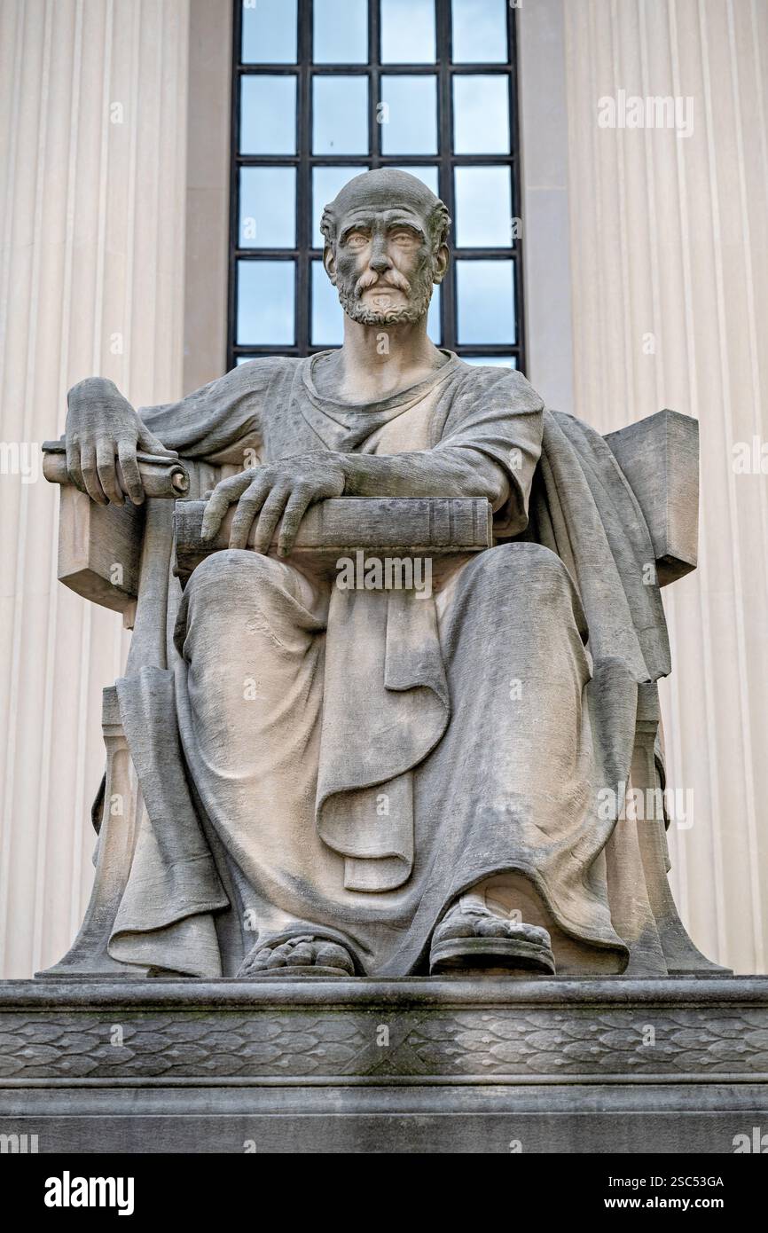 WASHINGTON DC - "il passato", una statua di pietra calcarea di 12 metri di Robert Aitken, si trova all'ingresso di Pennsylvania Avenue del National Archives Building. Creata nel 1935, questa figura neoclassica raffigura uno studioso romano con libro e rotolo, con la citazione di Confucio "Studio il passato" incisa sulla sua base su insistenza dell'architetto John Russell Pope. Foto Stock