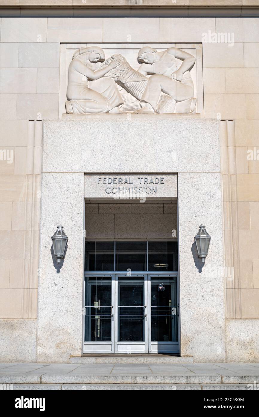 WASHINGTON DC - la sede centrale della Federal Trade Commission, dove le autorità di regolamentazione lavorano per proteggere i consumatori e mantenere la concorrenza sul mercato, fissa il complesso del Triangolo Federale nel centro di Washington. L'agenzia, creata nel 1914, indaga sulle violazioni dell'antitrust, applica le leggi sulla protezione dei consumatori ed esamina le principali fusioni aziendali da questa posizione centrale tra Pennsylvania e Constitution Avenues. Foto Stock