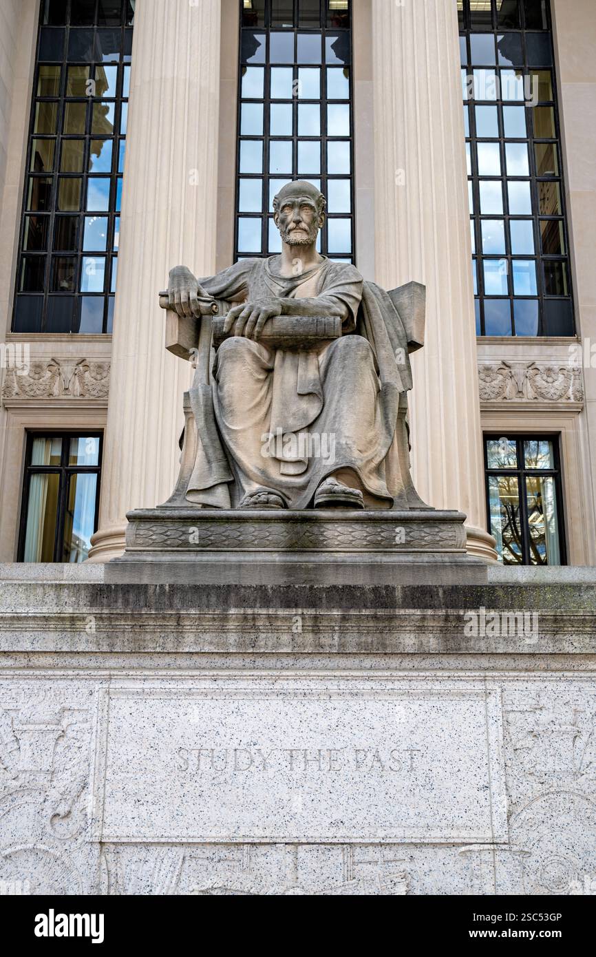 WASHINGTON DC - "il passato", una statua di pietra calcarea di 12 metri di Robert Aitken, si trova all'ingresso di Pennsylvania Avenue del National Archives Building. Creata nel 1935, questa figura neoclassica raffigura uno studioso romano con libro e rotolo, con la citazione di Confucio "Studio il passato" incisa sulla sua base su insistenza dell'architetto John Russell Pope. Foto Stock