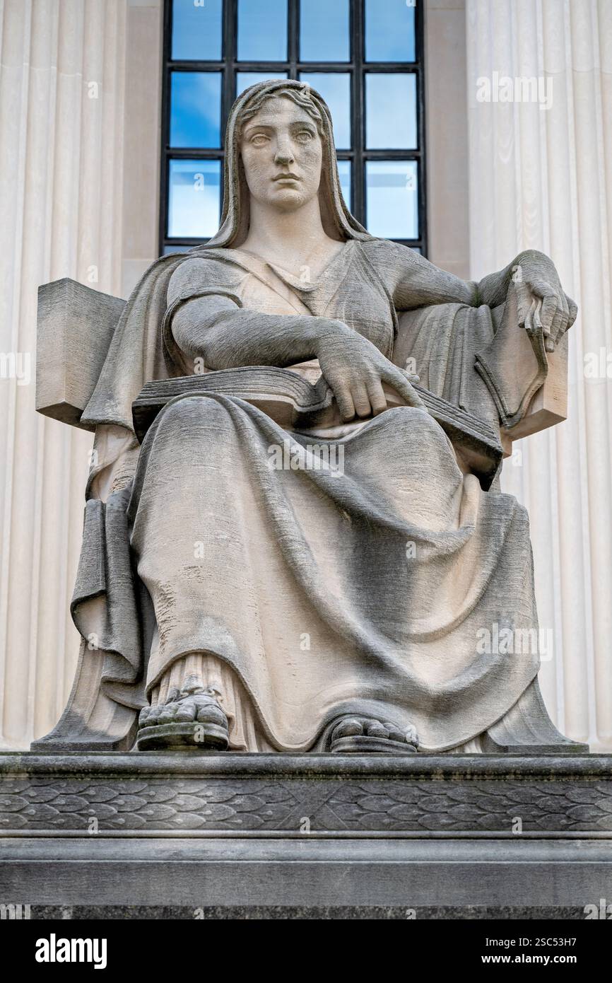 WASHINGTON DC - "The Future", una statua calcarea di 12 metri di Robert Aitken, si trova all'ingresso di Pennsylvania Avenue del National Archives Building. Creata nel 1935, questa figura allegorica femminile contiene un libro aperto e manoscritti, con la citazione di Shakespeare "What is Past is Prologue" incisa sulla sua base come insisteva l'architetto John Russell Pope. Foto Stock WASHINGTON DC - "The Future", una statua calcarea di 12 metri di Robert Aitken, si trova all'ingresso di Pennsylvania Avenue del National Archives Building. Creata nel 1935, questa figura allegorica femminile contiene un libro aperto e manoscritti, con la citazione di Shakespeare "What is Past is Prologue" incisa sulla sua base come insisteva l'architetto John Russell Pope. Foto Stock