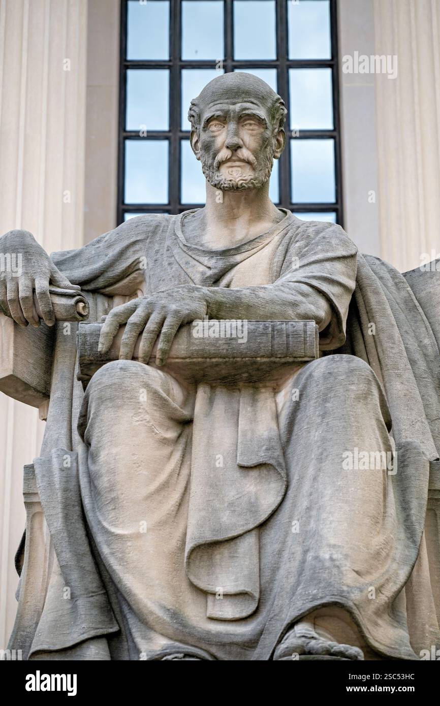 WASHINGTON DC - "il passato", una statua di pietra calcarea di 12 metri di Robert Aitken, si trova all'ingresso di Pennsylvania Avenue del National Archives Building. Creata nel 1935, questa figura neoclassica raffigura uno studioso romano con libro e rotolo, con la citazione di Confucio "Studio il passato" incisa sulla sua base su insistenza dell'architetto John Russell Pope. Foto Stock WASHINGTON DC - "il passato", una statua di pietra calcarea di 12 metri di Robert Aitken, si trova all'ingresso di Pennsylvania Avenue del National Archives Building. Creata nel 1935, questa figura neoclassica raffigura uno studioso romano con libro e rotolo, con la citazione di Confucio "Studio il passato" incisa sulla sua base su insistenza dell'architetto John Russell Pope. Foto Stock