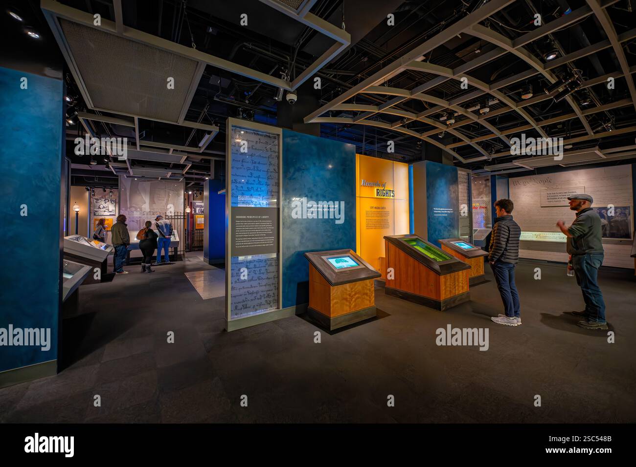WASHINGTON DC - la Magna carta del 1297, uno dei soli quattro originali sopravvissuti, è esposta al National Archives Building. Questa versione, che è entrata nello Statuto ufficiale Rolls of England, è stata donata da David M. Rubenstein. Il documento rappresenta l'accordo forzato di re Giovanni con i baroni ribelli a Runnymede nel 1215, anche se questa copia è datata da una ristampa successiva. Foto Stock