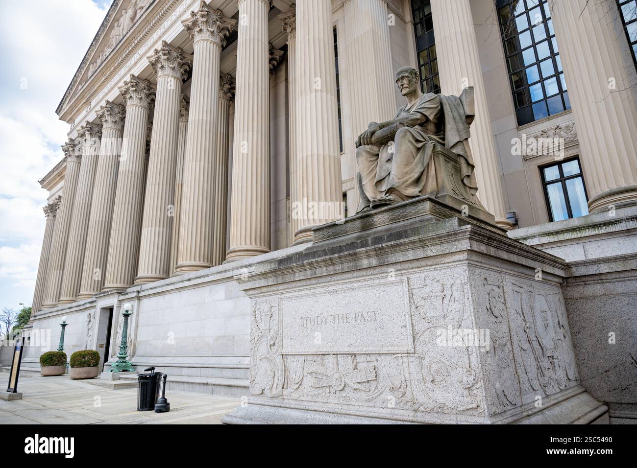 WASHINGTON DC - "il passato", una statua di pietra calcarea di 12 metri di Robert Aitken, si trova all'ingresso di Pennsylvania Avenue del National Archives Building. Creata nel 1935, questa figura neoclassica raffigura uno studioso romano con libro e rotolo, con la citazione di Confucio "Studio il passato" incisa sulla sua base su insistenza dell'architetto John Russell Pope. Foto Stock WASHINGTON DC - "il passato", una statua di pietra calcarea di 12 metri di Robert Aitken, si trova all'ingresso di Pennsylvania Avenue del National Archives Building. Creata nel 1935, questa figura neoclassica raffigura uno studioso romano con libro e rotolo, con la citazione di Confucio "Studio il passato" incisa sulla sua base su insistenza dell'architetto John Russell Pope. Foto Stock