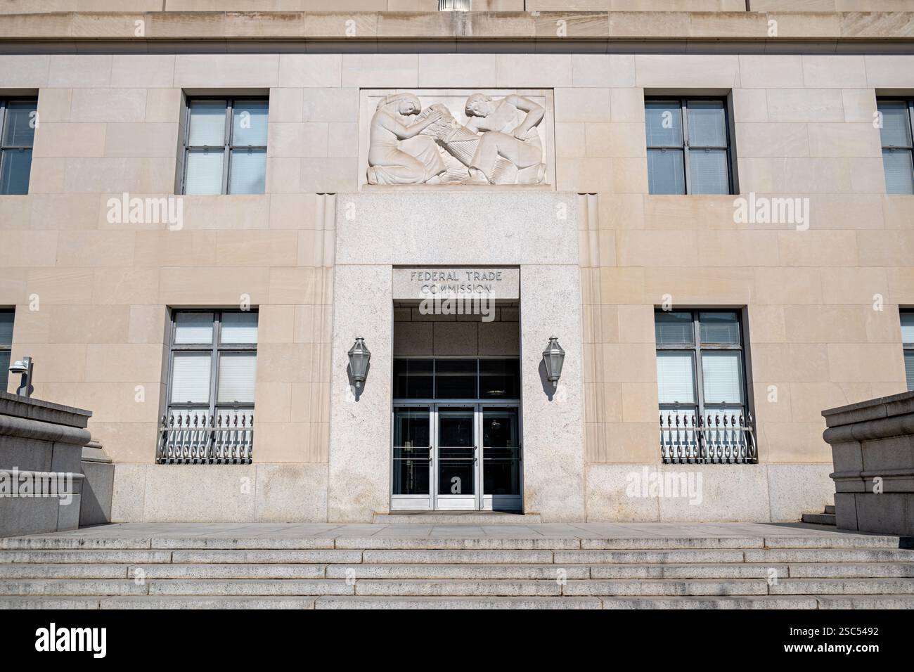 WASHINGTON DC - la sede centrale della Federal Trade Commission, dove le autorità di regolamentazione lavorano per proteggere i consumatori e mantenere la concorrenza sul mercato, fissa il complesso del Triangolo Federale nel centro di Washington. L'agenzia, creata nel 1914, indaga sulle violazioni dell'antitrust, applica le leggi sulla protezione dei consumatori ed esamina le principali fusioni aziendali da questa posizione centrale tra Pennsylvania e Constitution Avenues. Foto Stock
