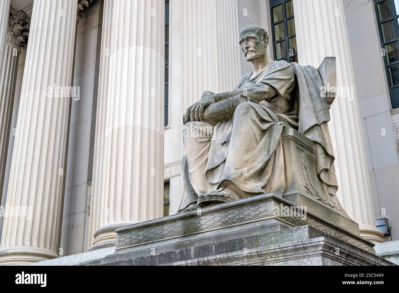 WASHINGTON DC - "il passato", una statua di pietra calcarea di 12 metri di Robert Aitken, si trova all'ingresso di Pennsylvania Avenue del National Archives Building. Creata nel 1935, questa figura neoclassica raffigura uno studioso romano con libro e rotolo, con la citazione di Confucio "Studio il passato" incisa sulla sua base su insistenza dell'architetto John Russell Pope. Foto Stock