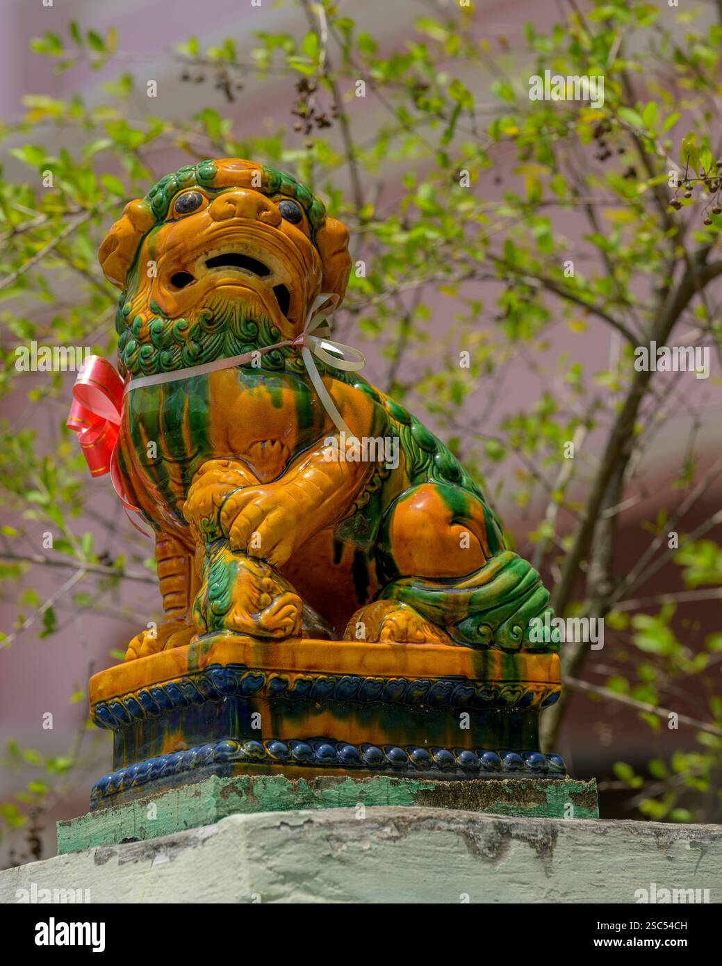 Un colorato leone e cucciolo di ceramica Cinese decorano l'ingresso ad una tradizionale tostiera in stile Peranakan in Koon Seng Road, Katong. Foto Stock