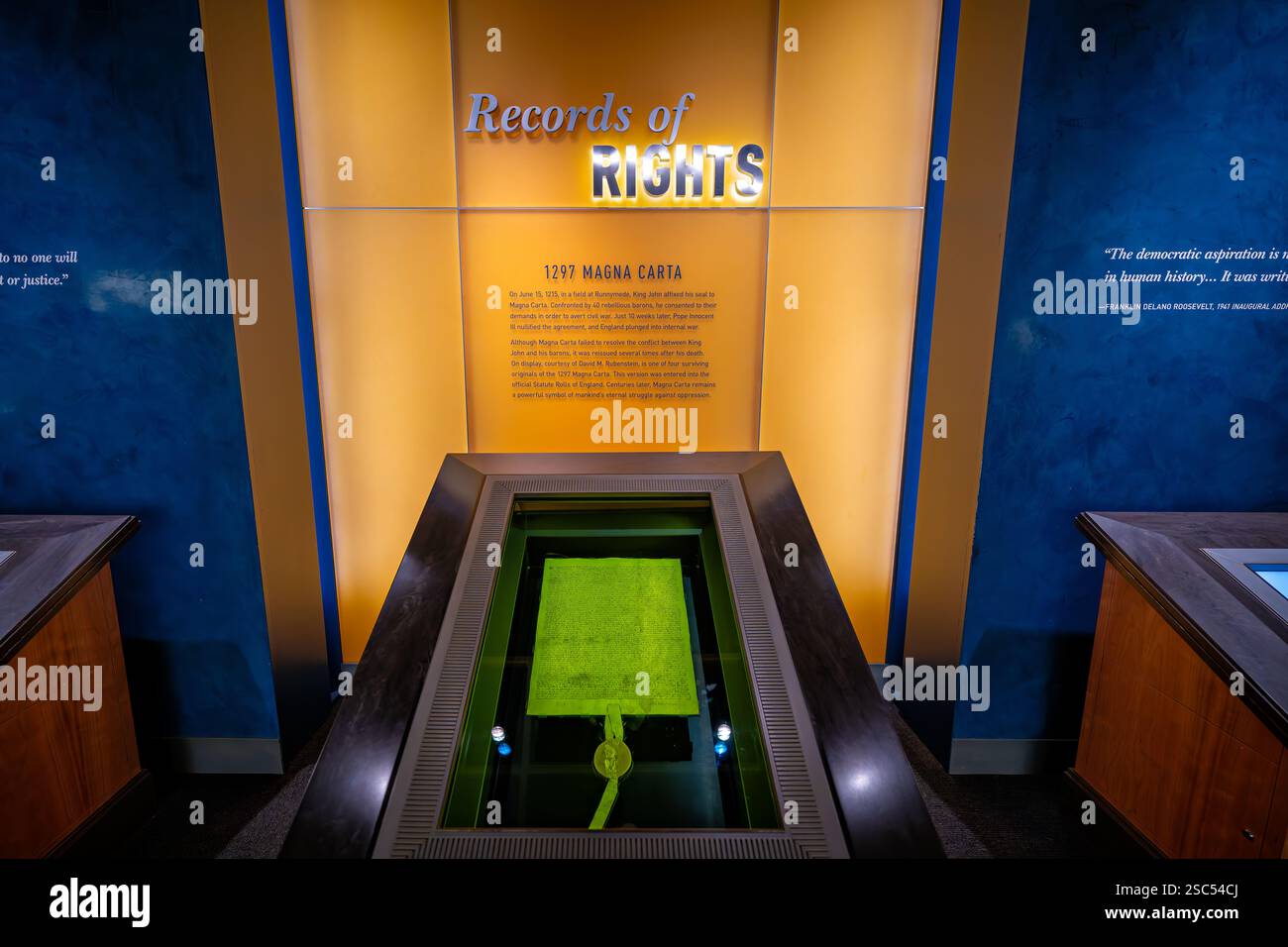 WASHINGTON DC - la Magna carta del 1297, uno dei soli quattro originali sopravvissuti, è esposta al National Archives Building. Questa versione, che è entrata nello Statuto ufficiale Rolls of England, è stata donata da David M. Rubenstein. Il documento rappresenta l'accordo forzato di re Giovanni con i baroni ribelli a Runnymede nel 1215, anche se questa copia è datata da una ristampa successiva. Foto Stock