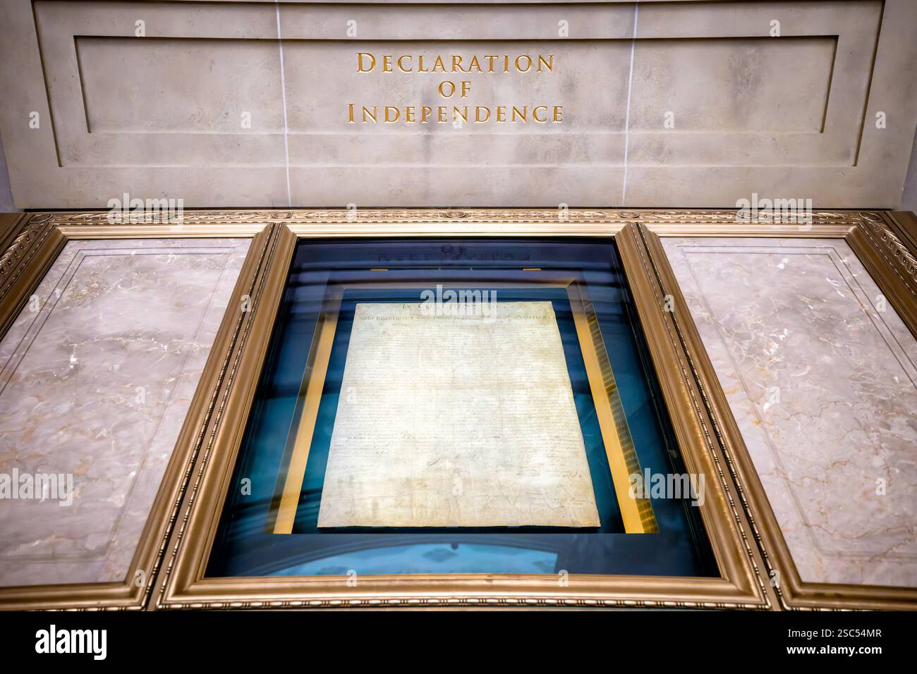 WASHINGTON DC - la dichiarazione d'indipendenza originale, protetta in un caso di conservazione specializzata, è esposta nella Rotonda del National Archives Building. Questa pergamena storica, firmata nel 1776, si trova in un involucro in titanio e alluminio riempito con gas argon inerte per evitare il deterioramento, consentendo ai visitatori di vedere uno dei documenti fondanti americani, garantendo al contempo la sua conservazione. Foto Stock