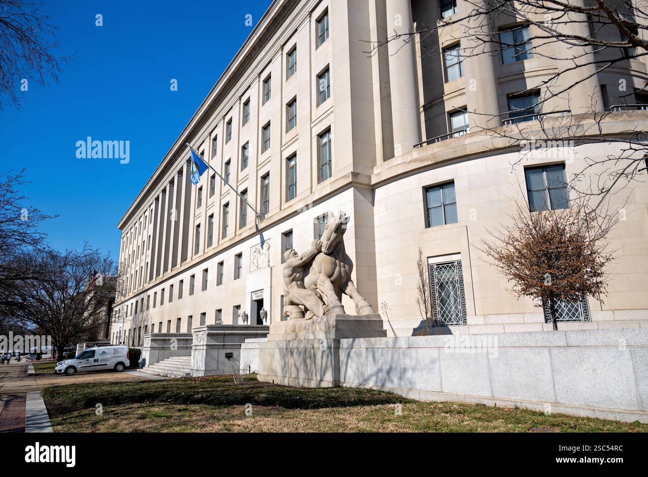 WASHINGTON DC - la sede centrale della Federal Trade Commission, dove le autorità di regolamentazione lavorano per proteggere i consumatori e mantenere la concorrenza sul mercato, fissa il complesso del Triangolo Federale nel centro di Washington. L'agenzia, creata nel 1914, indaga sulle violazioni dell'antitrust, applica le leggi sulla protezione dei consumatori ed esamina le principali fusioni aziendali da questa posizione centrale tra Pennsylvania e Constitution Avenues. Foto Stock