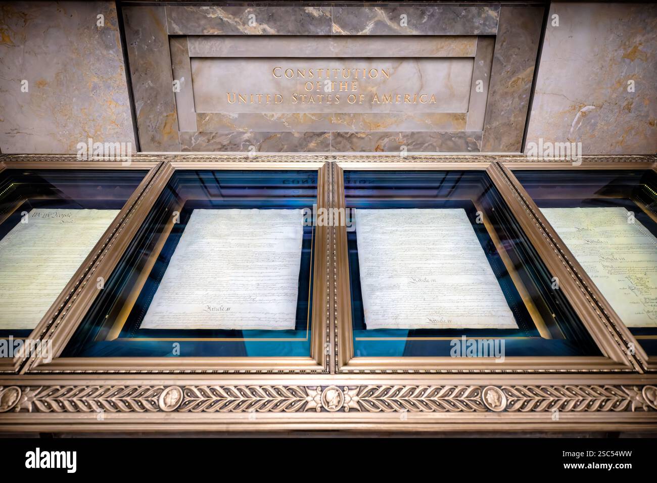 WASHINGTON DC - la Costituzione originale degli Stati Uniti, ospitata in un caso di conservazione specializzato, è esposta nel National Archives Rotunda. Questo storico documento pergamena di quattro pagine del 1787 si trova in un involucro protettivo in titanio e alluminio riempito con gas argon inerte, consentendo ai visitatori di visualizzare il documento legale di base americano, garantendo al contempo la sua conservazione a lungo termine. Foto Stock