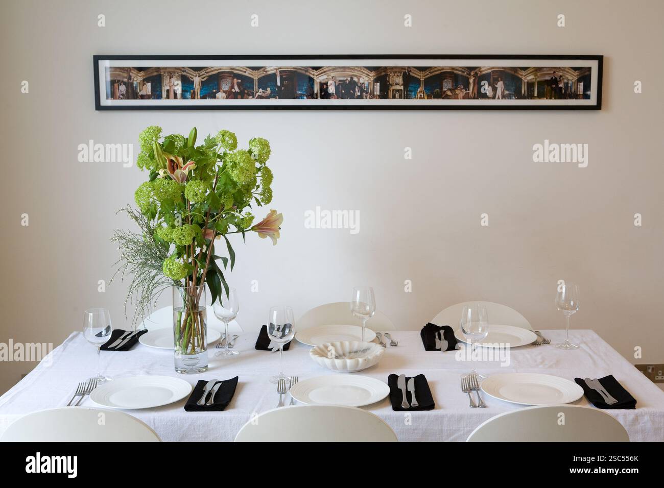 La casa di Georgio e Plaxy Locatelli, Kentish Town, Londra. 4 febbraio 2008 tavolo da pranzo con foto a parete di Sam Taylor Wood, chiamato "gli dei del consumismo". Foto Stock