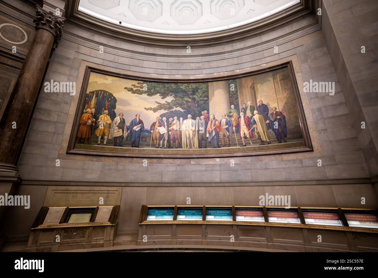 WASHINGTON DC - il monumentale murale di Barry Faulkner "la Costituzione" adorna la Rotunda degli Archivi nazionali sopra le carte della libertà. Creato nel 1936, il murale raffigura 25 delegati alla Convenzione costituzionale, tra cui James Madison che presenta la Costituzione a George Washington, con Benjamin Franklin e altri padri fondatori presenti. Sei dei partecipanti ritratti non hanno firmato il documento finale. Foto Stock