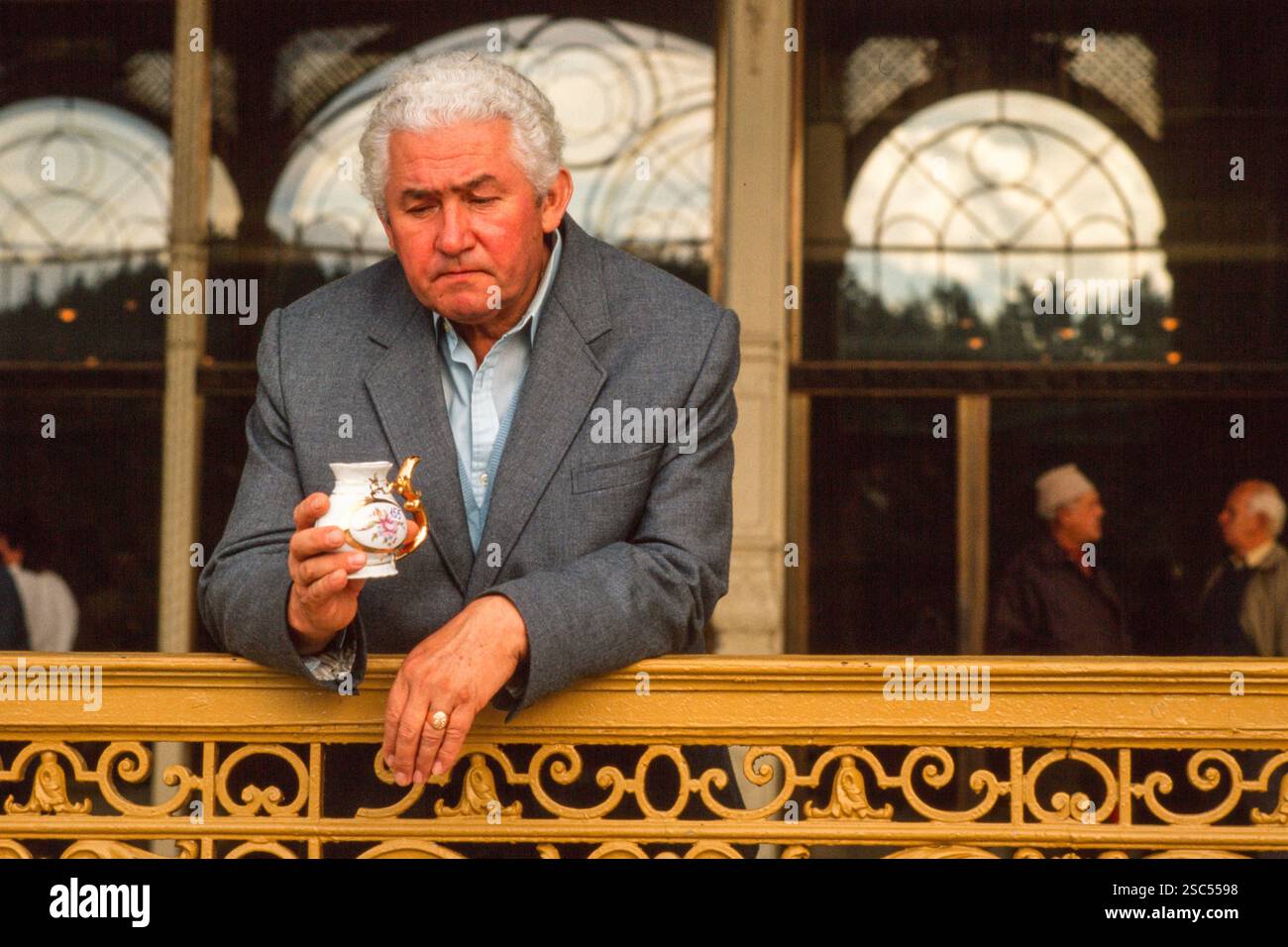 Le persone che bevono acqua termale minerale in una delle terme della città di Marienbad, è una città termale nella Repubblica Ceca. Foto Stock