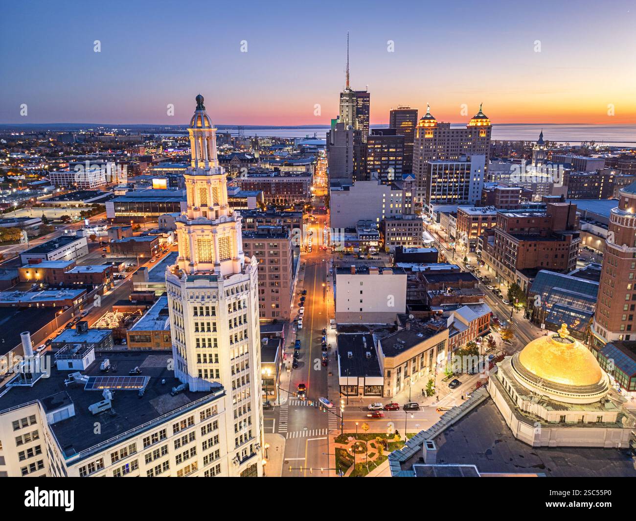 Buffalo, New York, USA Downtown Skyline all'ora d'oro dall'alto. Foto Stock