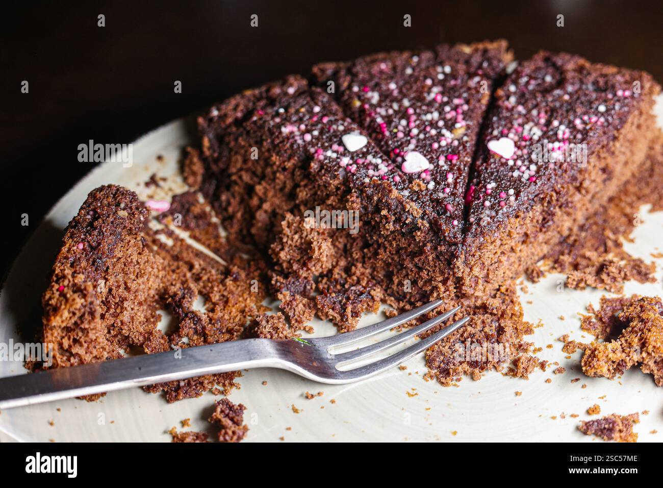 fetta di torta con cioccolato sul piatto Foto Stock