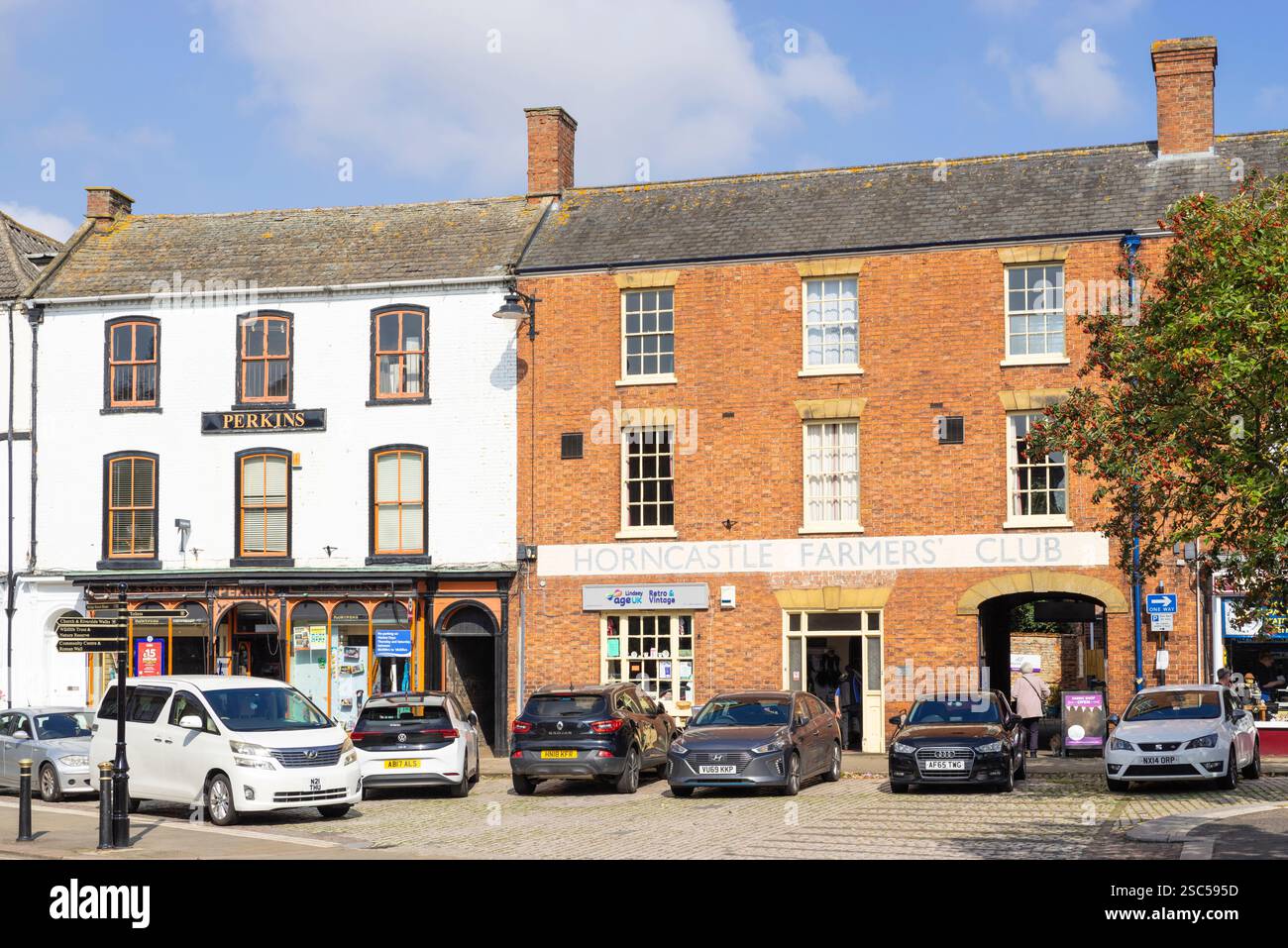 Centro del villaggio di Horncastle l'edificio dell'Horncastle Farmers Club e Perkins Newsagents nella piazza del mercato Horncastle Lincolnshire Inghilterra Regno Unito Europa Foto Stock