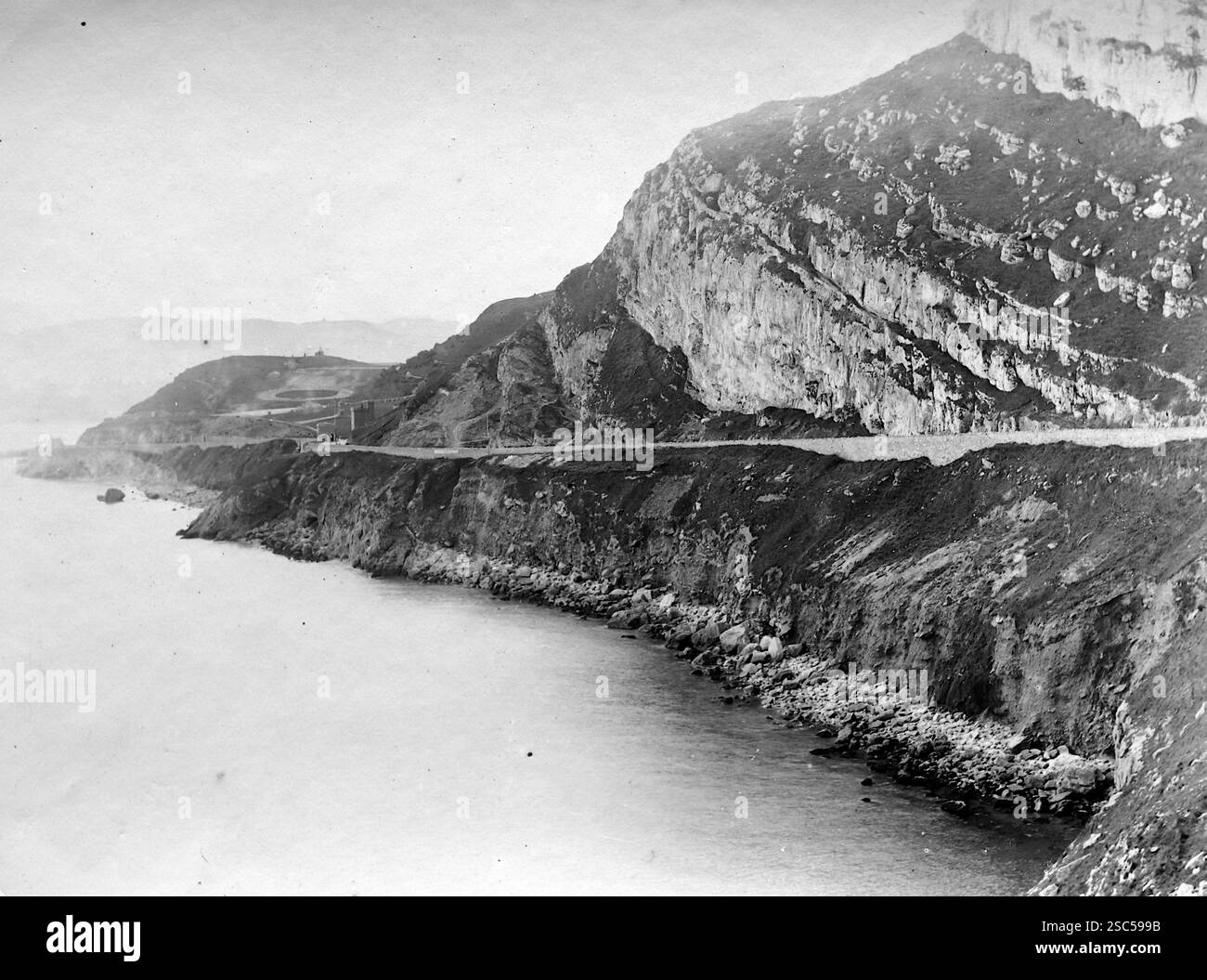 Una vista costiera di Marine Drive sulla montagna a Llandudno, un'affascinante località balneare situata sulla costa nord del Galles, vicino al Great orme. 1900, monocromatico: Da un'importante collezione storica di fotografie di albumi originali, non attribuite, dal tardo Vittoriano al primo edoardiano: Un tour britannico che include Staffordshire, Warwickshire e Galles del Nord. La qualità degli originali era variabile e la maggior parte era di 108x165 mm. Foto Stock