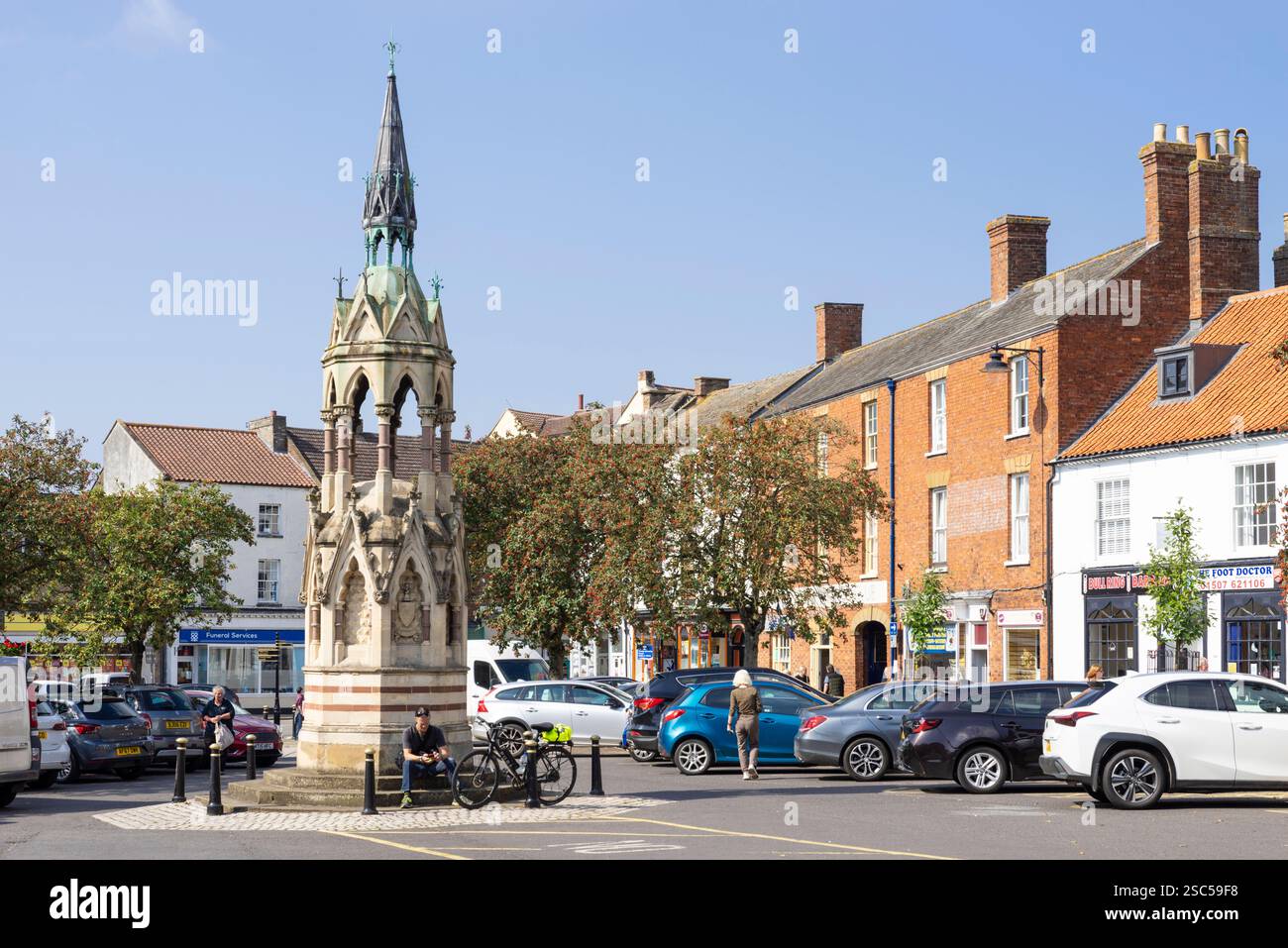 Parcheggio Horncastle Market Place e monumento a Stanhope nel centro del villaggio Horncastle Lincolnshire Inghilterra Regno Unito Europa Foto Stock