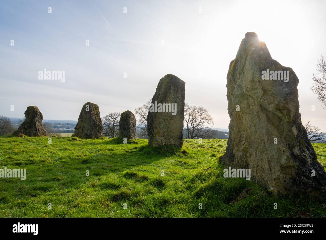 The Dragonstones on Hascombe Hill, un moderno cerchio di pietre nel Surrey Hills National Landscape, Surrey, Inghilterra, Regno Unito, durante l'inverno Foto Stock