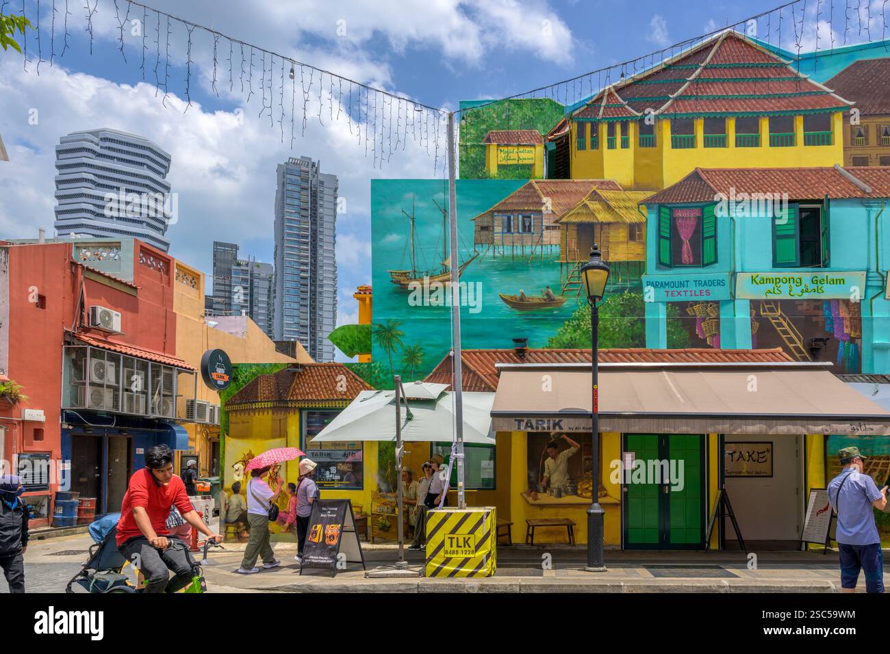 Murales colorati coprono le pareti degli edifici di Muscat Street, Kampong Gelam, che celebrano gli storici collegamenti marittimi e commerciali di Singapore con l'Oman. Foto Stock