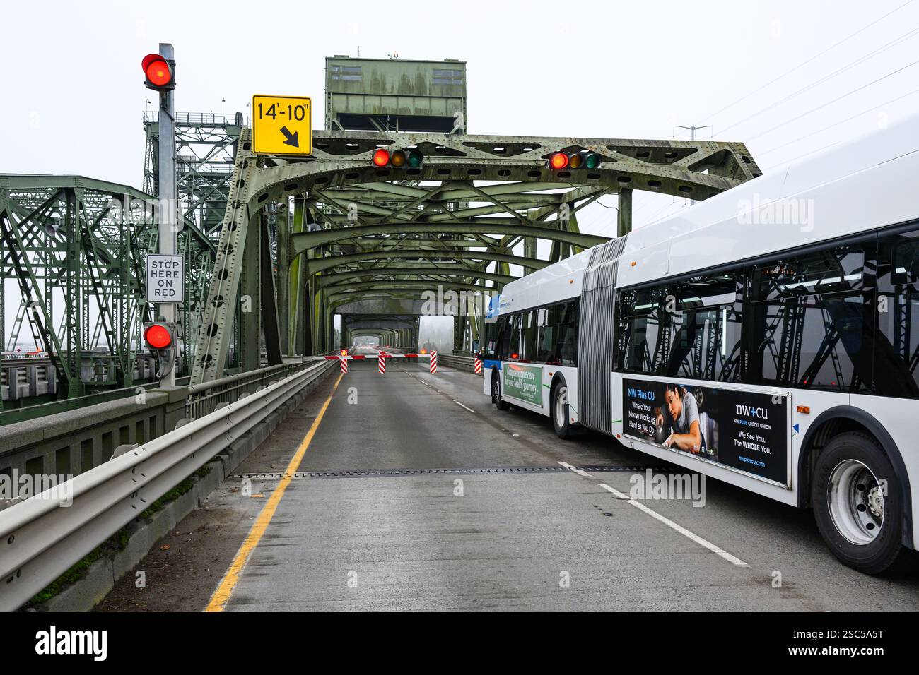 Everett, Washington, USA - 15 gennaio 2025; l'autobus Community Transit attende alla barriera sul ponte aperto sul fiume Snohomish in direzione sud Foto Stock