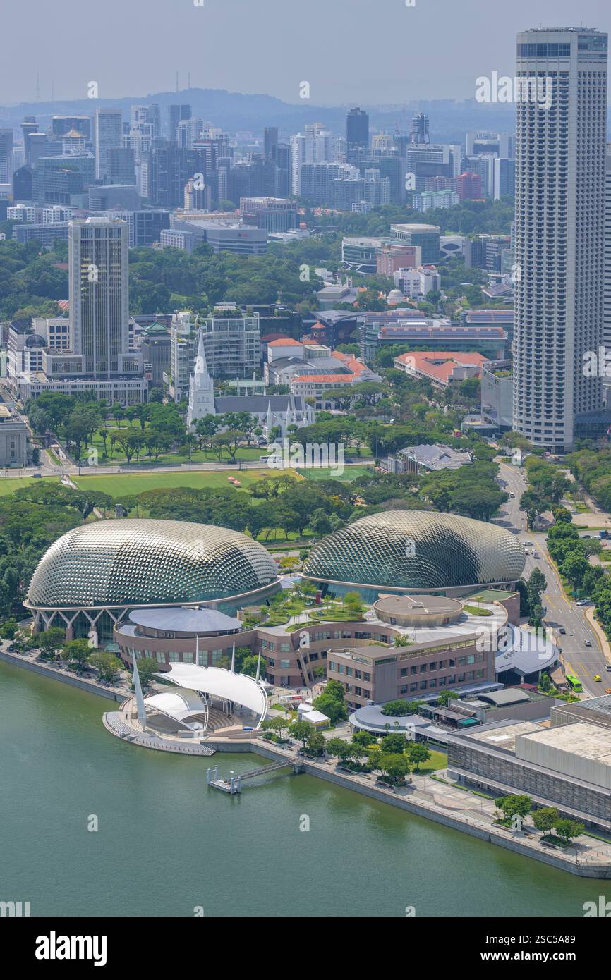 Le spighe cupole in alluminio dei teatri Esplanade sulla Baia nella Marina Bay di Singapore sono chiamate localmente "grandi duriani". Foto Stock