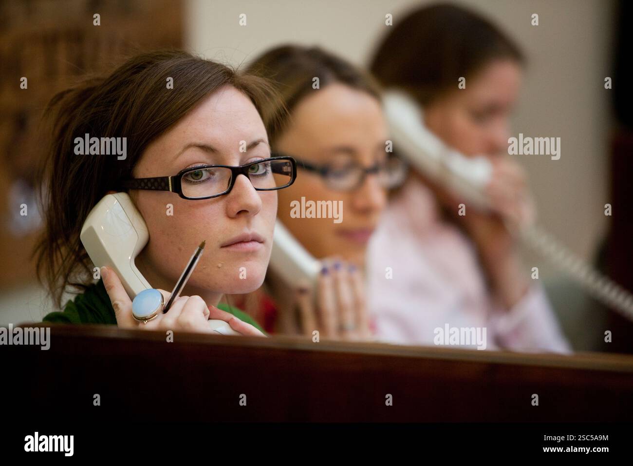 Il personale del Sotherby's International Wine Department si occupa delle offerte telefoniche durante la vendita dei "vini più raffinati e rari" alla Sotherby's Auction House, New Bond Street, Londra, il 10 dicembre 2008. Foto Stock