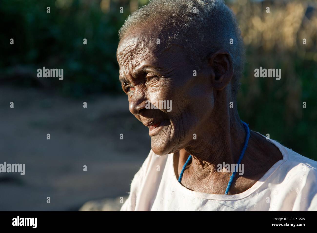 MAKEFU VILLAGE, IDODI DIVISION, TANZANIA, maggio 2008: Christina Mlelewa, 89 anni, camminando per il villaggio vicino alla sua casa. È uno dei più antichi abitanti del villaggio. Coltiva ancora il suo mais e lavora come operaia in altre fattorie. Foto Stock