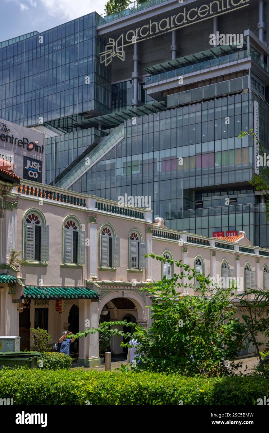 Case storiche colorate lungo Emerald Hill Road a Singapore. Foto Stock