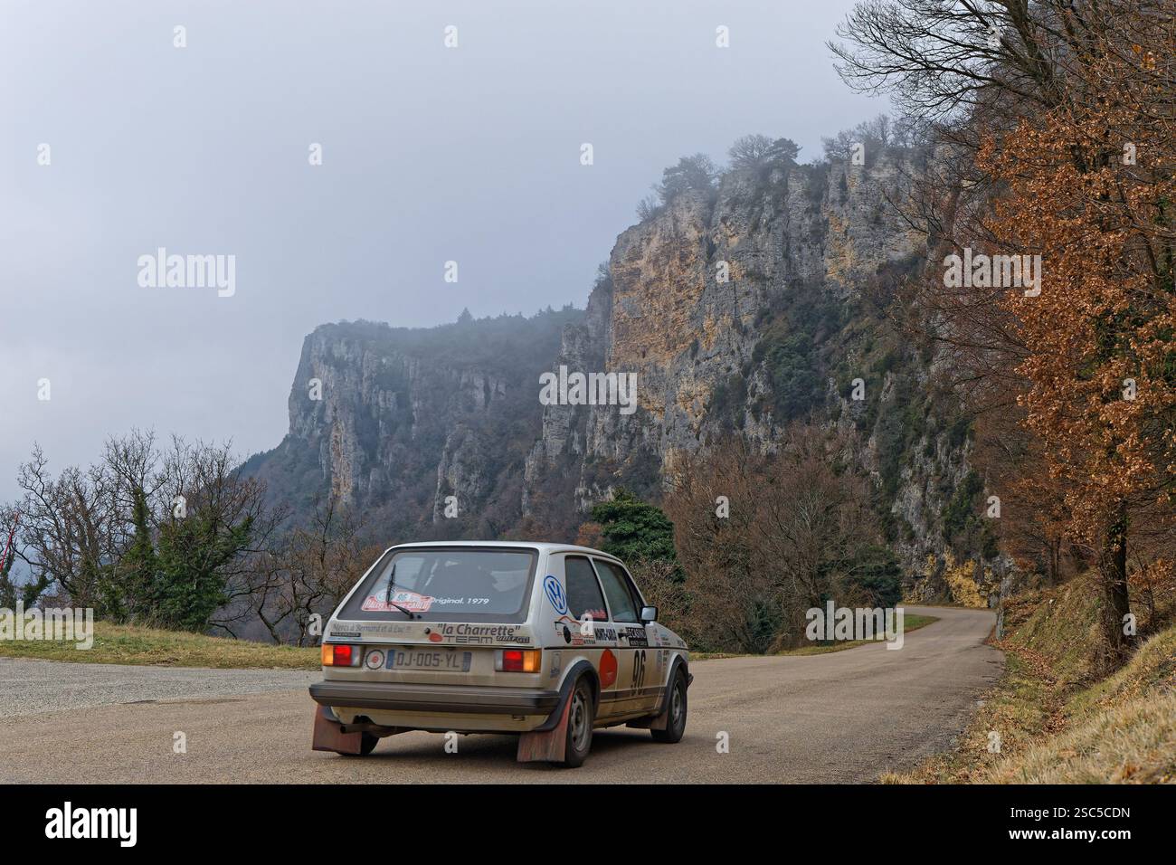 GIGORS, FRANCIA, 3 febbraio 2025: Le storiche auto da rally corrono sulle strade del Vercors, nell'ambito del prestigioso Rallye Monte-Carlo Historique. Foto Stock