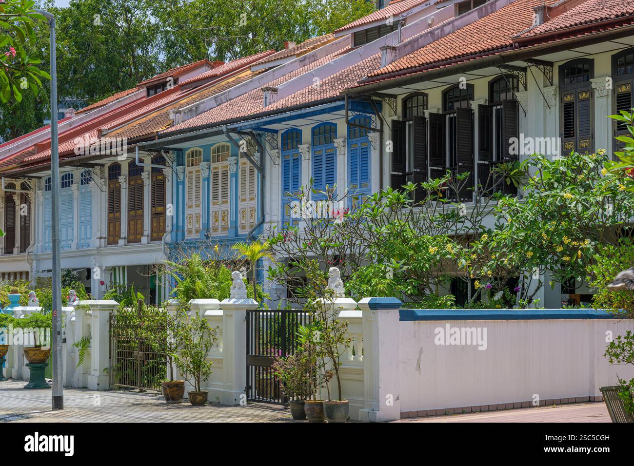Case storiche colorate lungo Emerald Hill Road a Singapore. Foto Stock