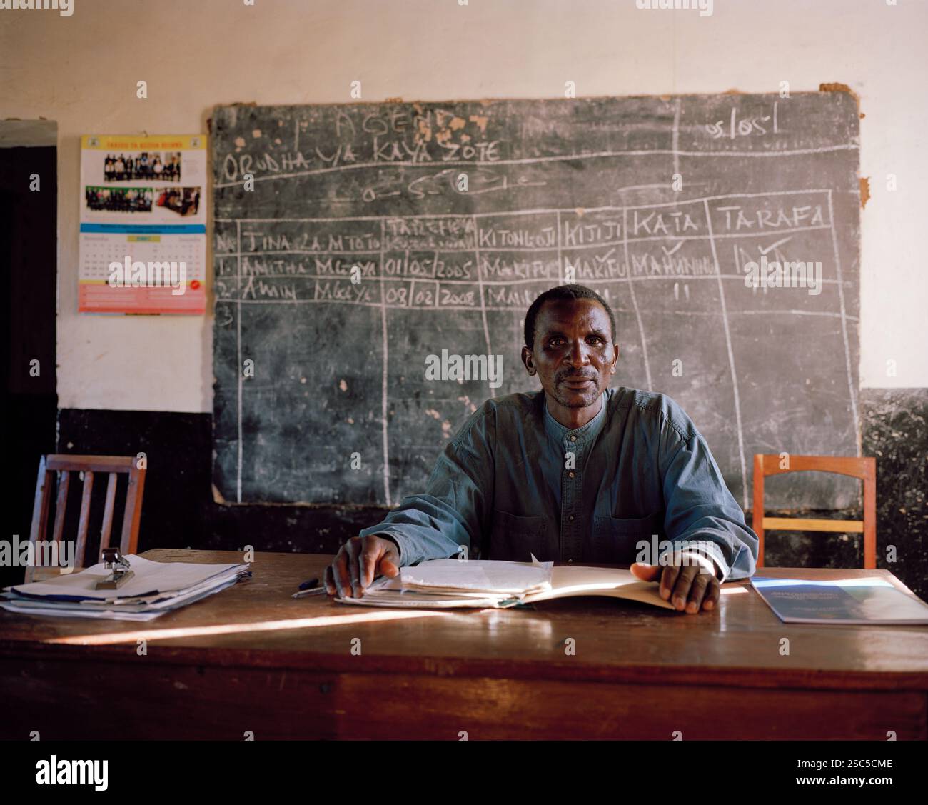 MAKEFU VILLAGE, IDODI DIVISION, IRINGA TANZANIA, maggio 2008: Joseph Mastir, 52 anni, ufficiale esecutivo del villaggio e agricoltore nella sala riunioni accanto al suo ufficio. Foto di Mike Goldwater/Reportage di Getty Images Foto Stock