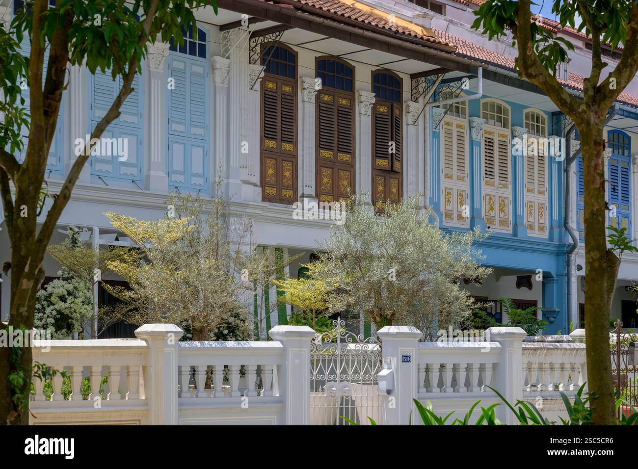 Case storiche colorate lungo Emerald Hill Road a Singapore. Foto Stock