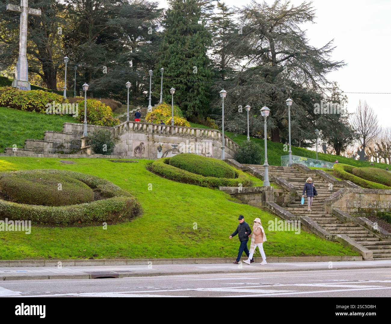 Vigo, Spagna - 14 gennaio 2025: Scalini all'ingresso del parco pubblico sul monte o Castro a Vigo. I gradini conducono alla fortezza di El Castro Foto Stock