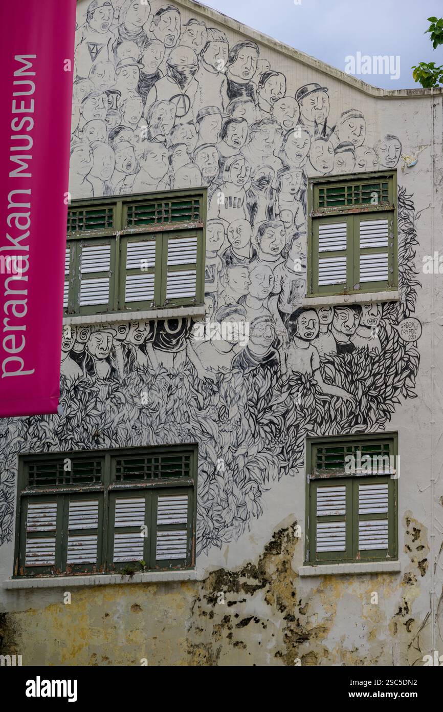 Pronunciare il murale monocromatico del 2019 di Cryptic "Sing along if you know the words" sulla parete laterale dell'ex sottostazione in Armenia St Singapore Foto Stock