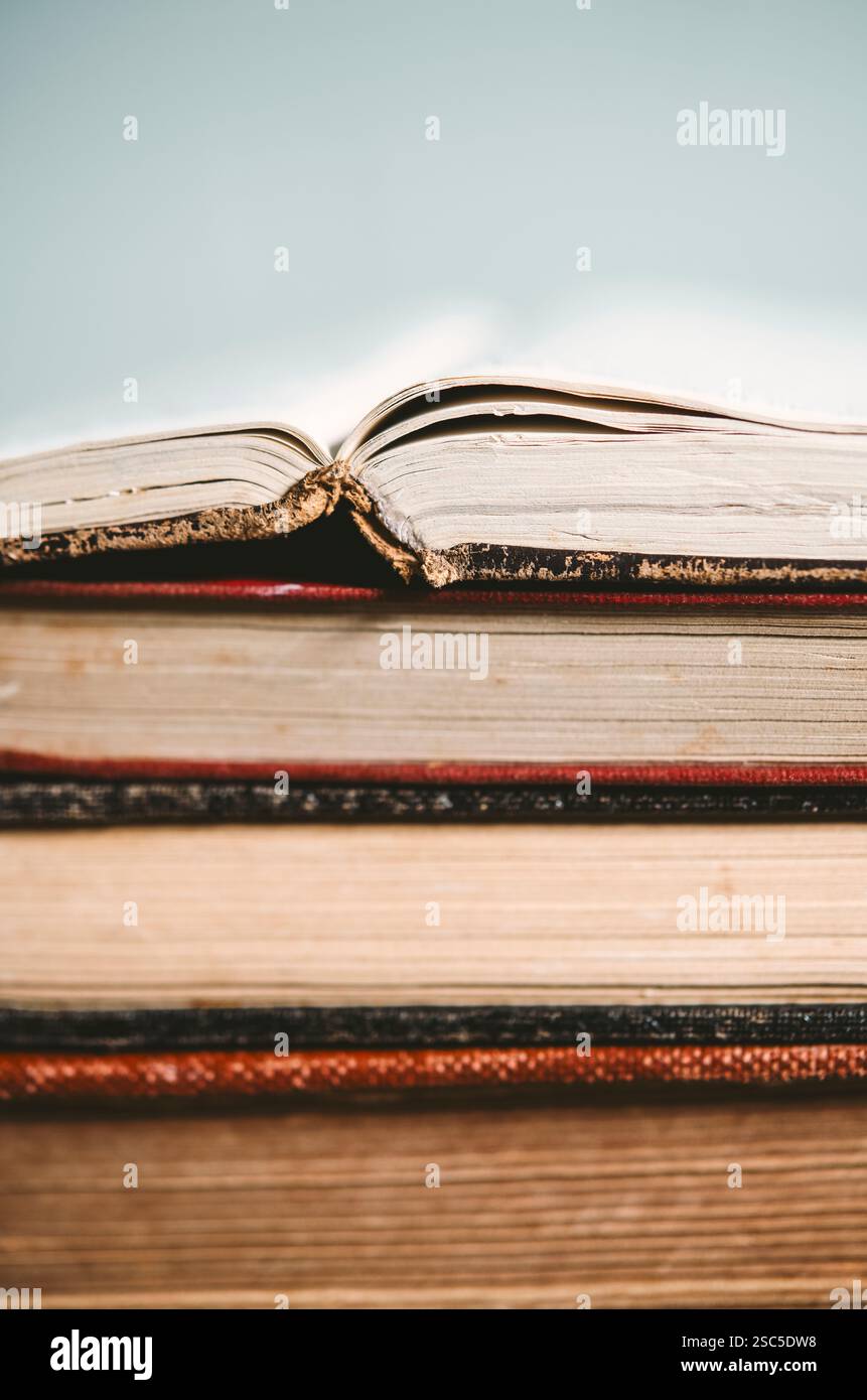 Primo piano di una pila di vecchi libri Foto Stock