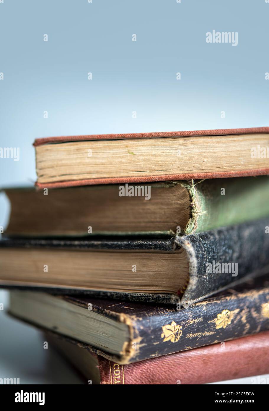 Primo piano di una pila di vecchi libri Foto Stock