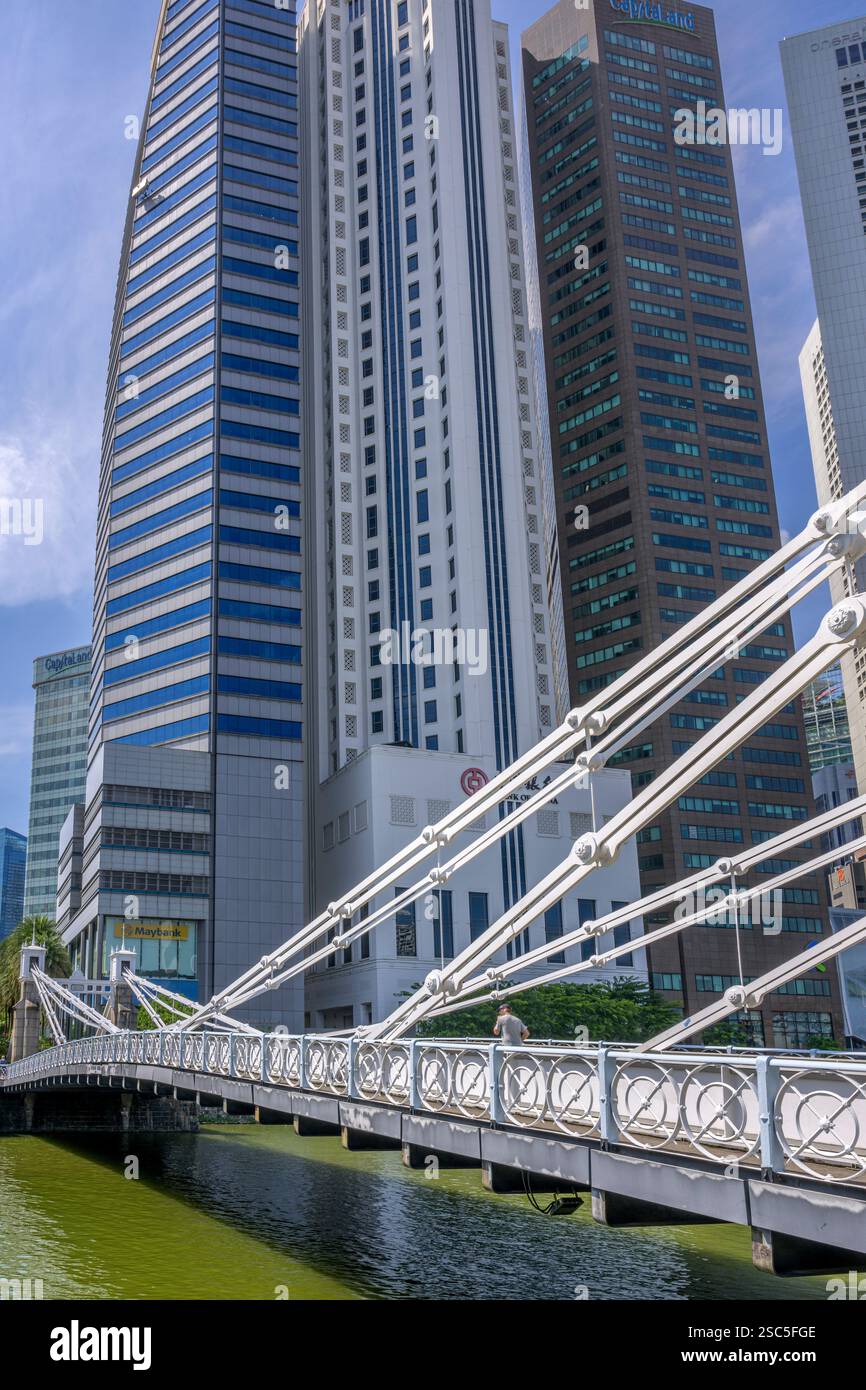 Progettato come ponte levatoio e costruito a Glasgow da P & W Maclellan Engineers, il Cavanagh Bridge sul fiume Singapore risale al 1868. Foto Stock