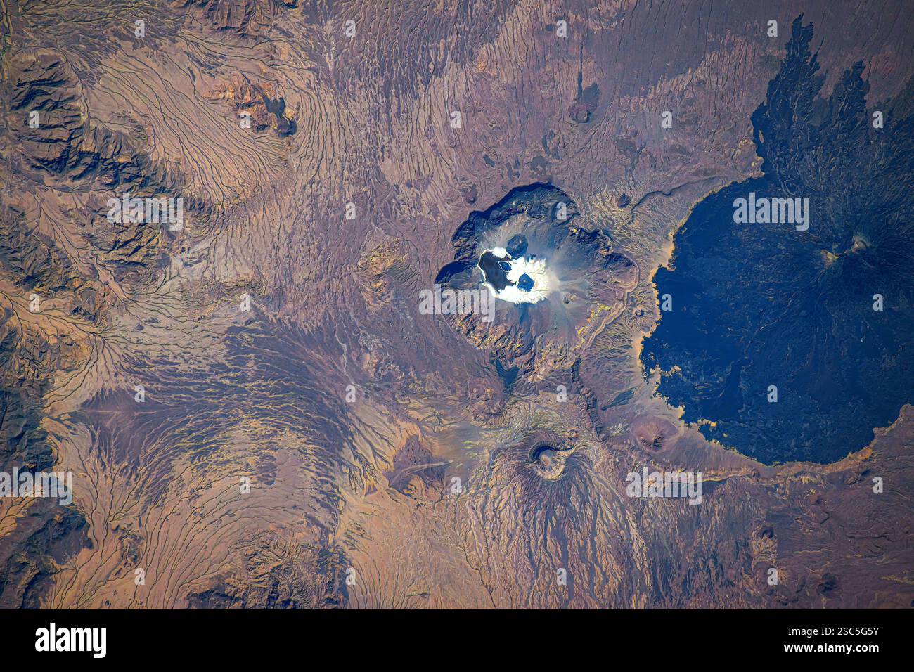 Cratere in Ciad. Miglioramento digitale di un'immagine da parte della NASA. Foto Stock