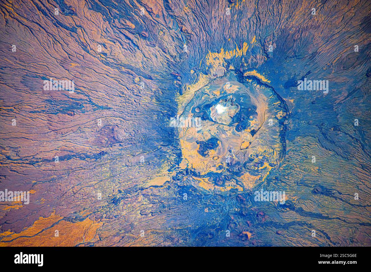 Cratere in Ciad. Miglioramento digitale di un'immagine da parte della NASA. Foto Stock