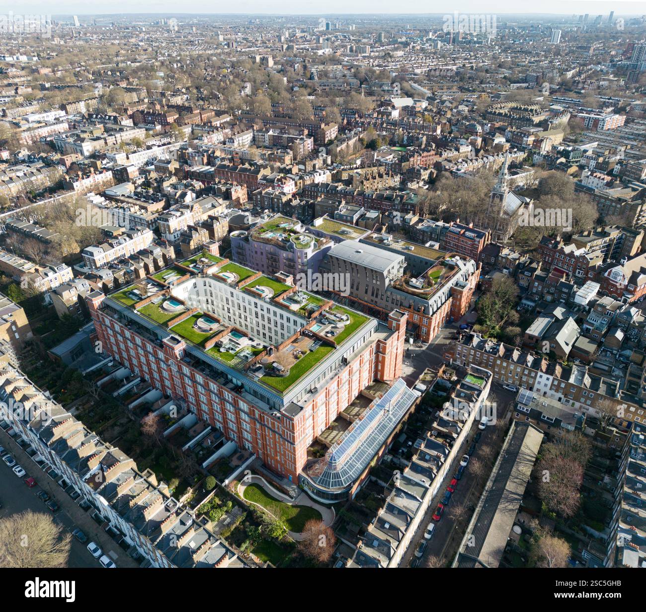 Vista aerea dello sviluppo di Islington Square, incluso un edificio con tetti verdi, a Londra, Regno Unito Foto Stock