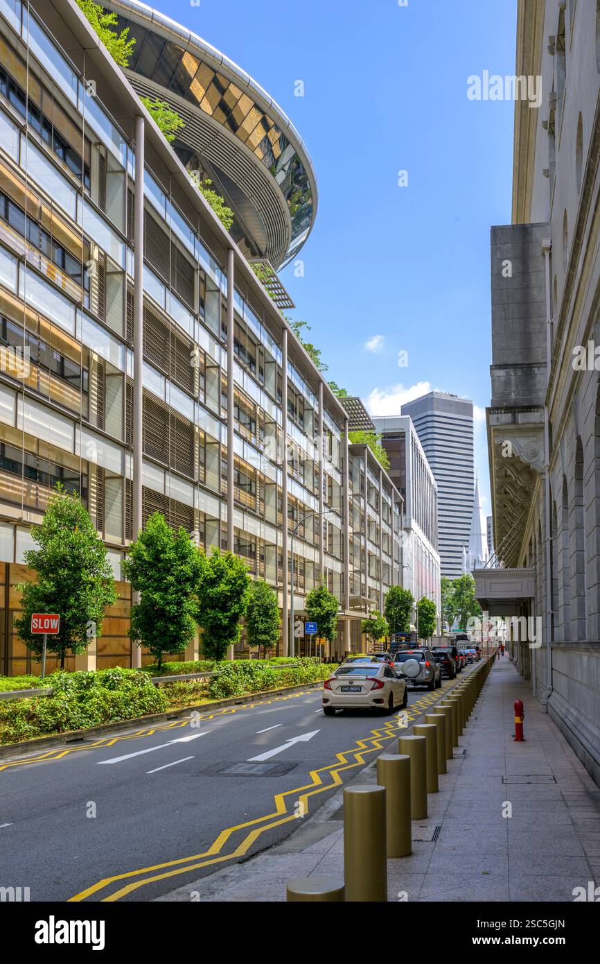 Lo scintillante nono piano a forma di disco della Corte Suprema di Norman Foster si affaccia su Supreme Court Lane e sulla Galleria Nazionale di Singapore. Foto Stock