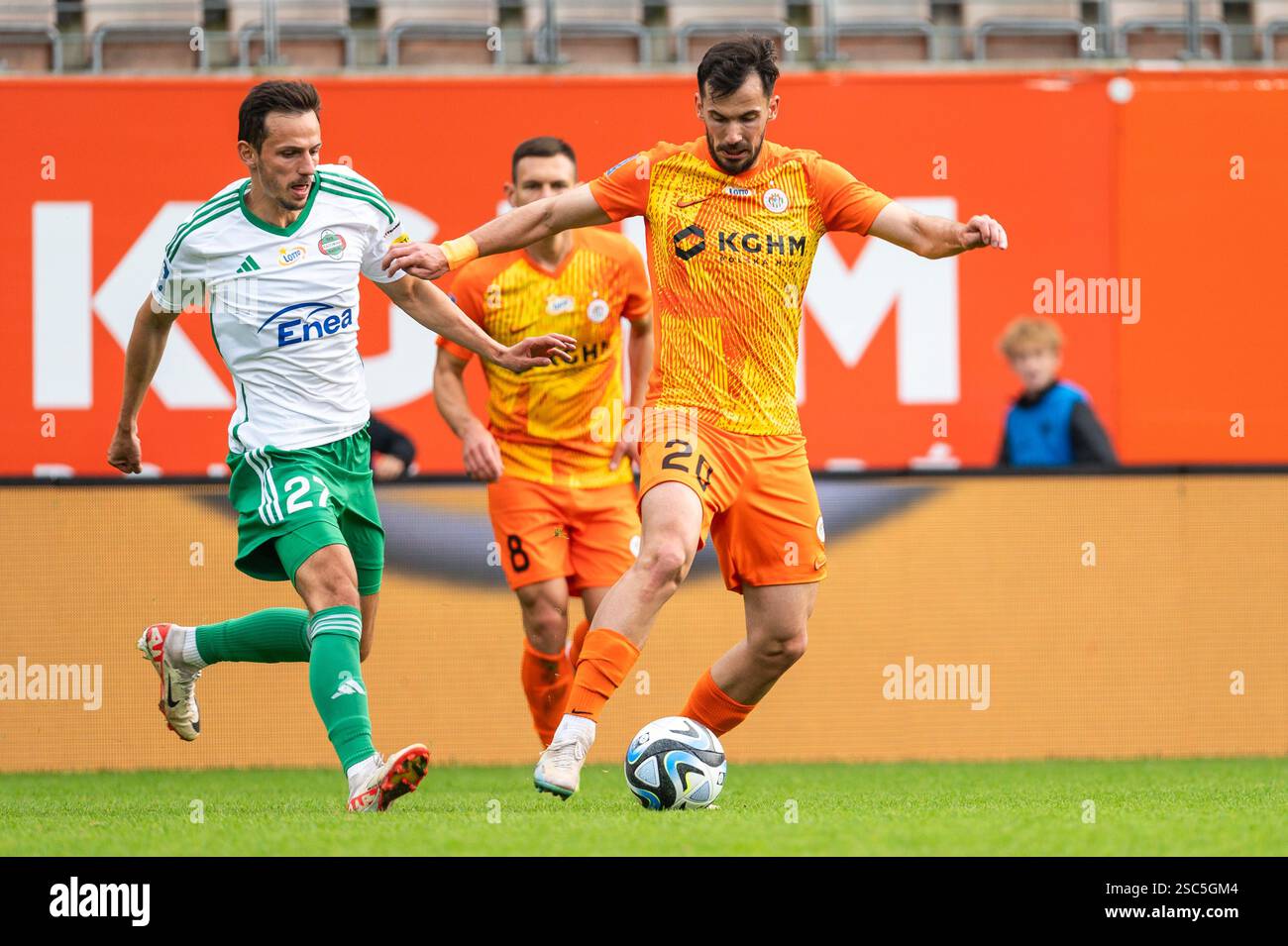 LUBIN, POLONIA - 29 OTTOBRE 2023: Partita di calcio polacca PKO Ekstraklasa tra KGHM Zaglebie Lubin e Radomiak Radom 2:3. In azione Rafal Wolski (L) Foto Stock