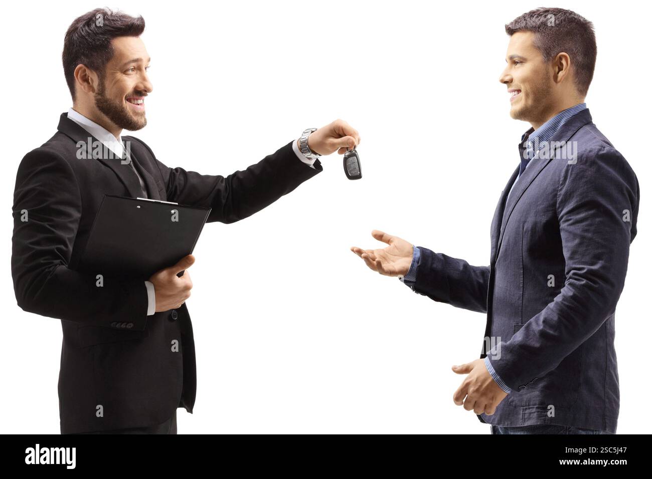 Venditore che consegna le chiavi di un'auto a un uomo isolato su sfondo bianco Foto Stock