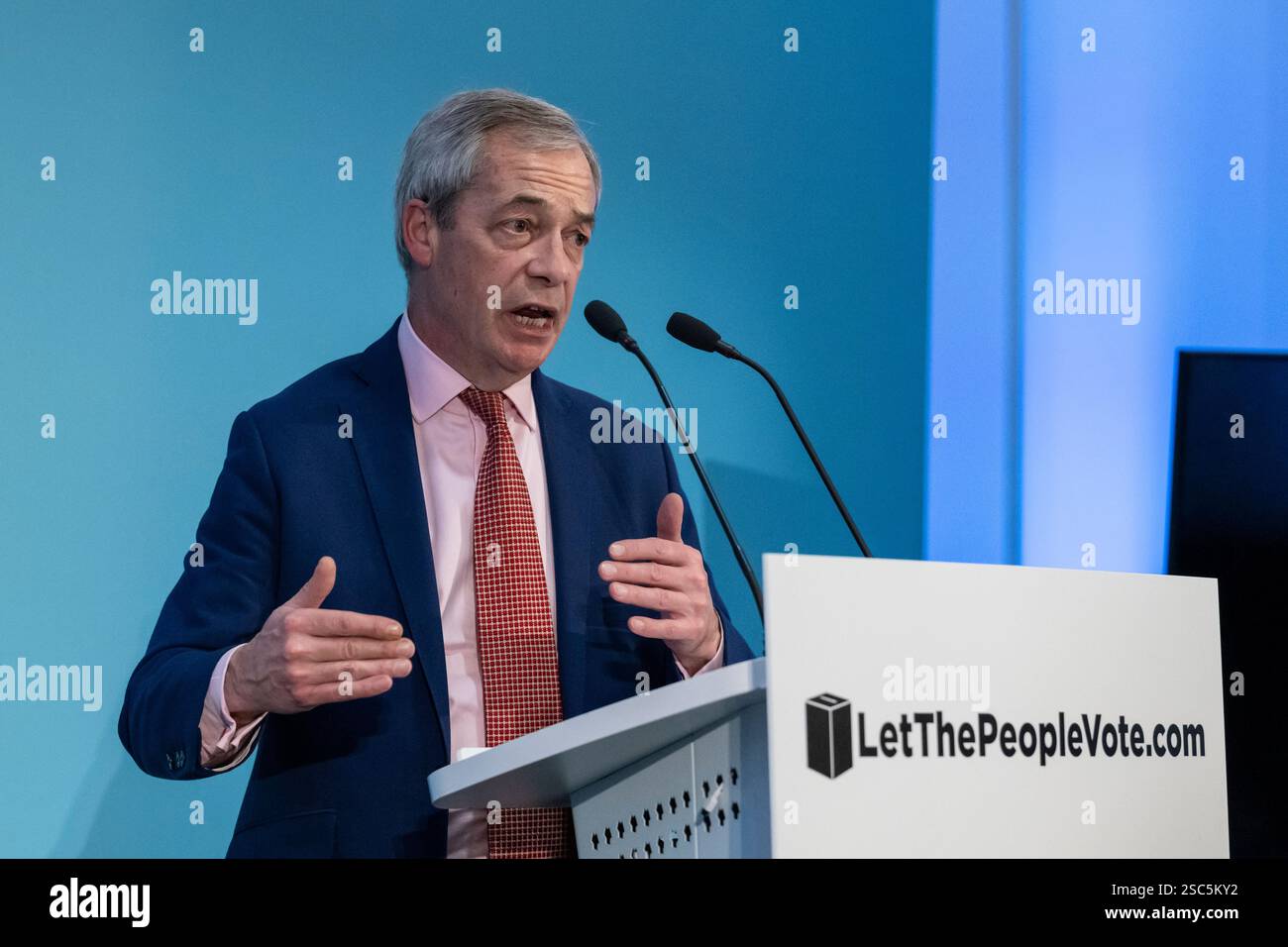 Londra, Regno Unito. 5 febbraio 2025. Nigel Farage, leader del Partito Reform UK, parla a una conferenza stampa Reform UK a Westminster. Crediti: Stephen Chung / Alamy Live News Foto Stock