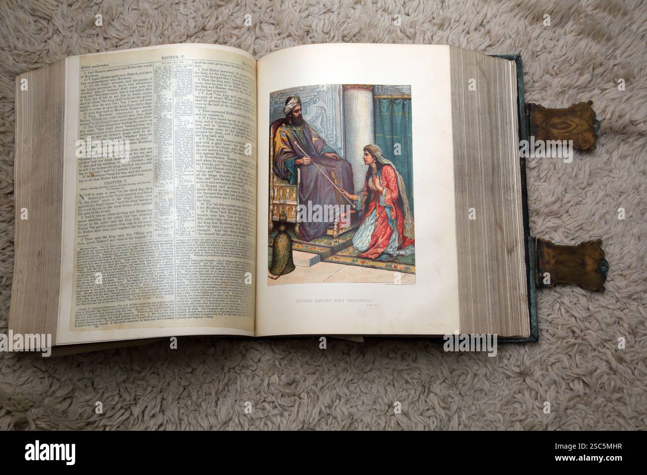 Lllustrazione di Esther Kneels davanti al re Ahasuerus che poi ha tenuto fuori lo scettro d'oro a mostrare che non doveva essere punita Esther poi tocca il SC Foto Stock