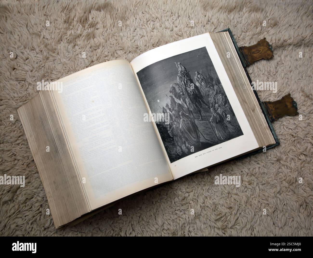 Illustrazione i tre saggi guidati dalla Stella (Matteo 2;1-2) di Gustave Dore in Antique 19th Century The Illustrated National Family Bible with Foto Stock